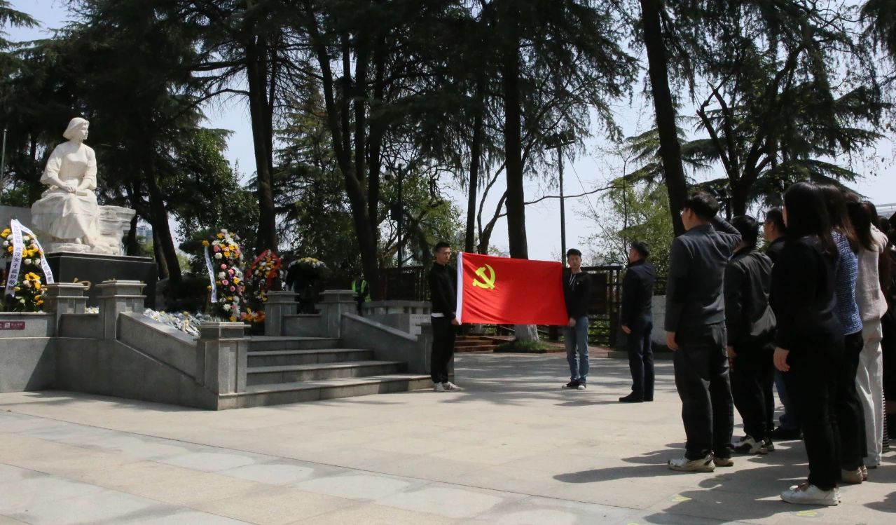 缅怀革命先烈 赓续红色精神丨8868体育集团党委组织开展清明祭扫主题活动